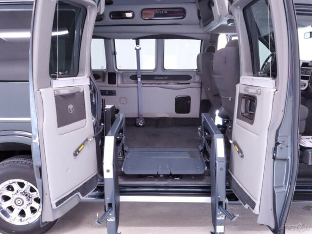 GMC Savana 2018 image number 10