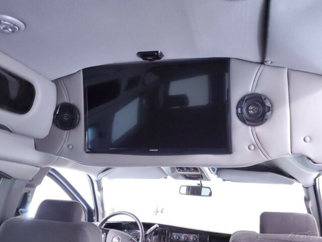 GMC Savana 2018 image number 16