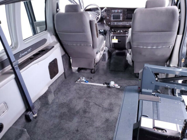 GMC Savana 2018 image number 18