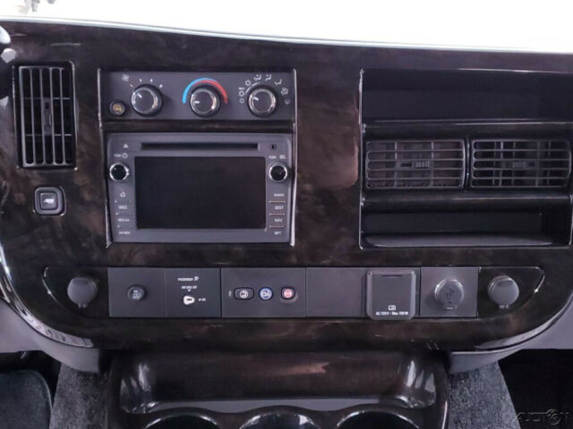 GMC Savana 2018 image number 21