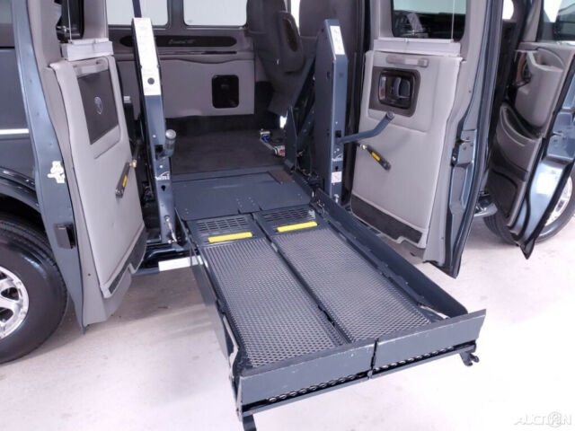 GMC Savana 2018 image number 22
