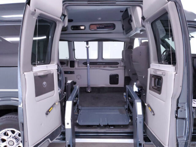 GMC Savana 2018 image number 36
