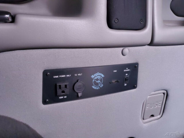 GMC Savana 2018 image number 41