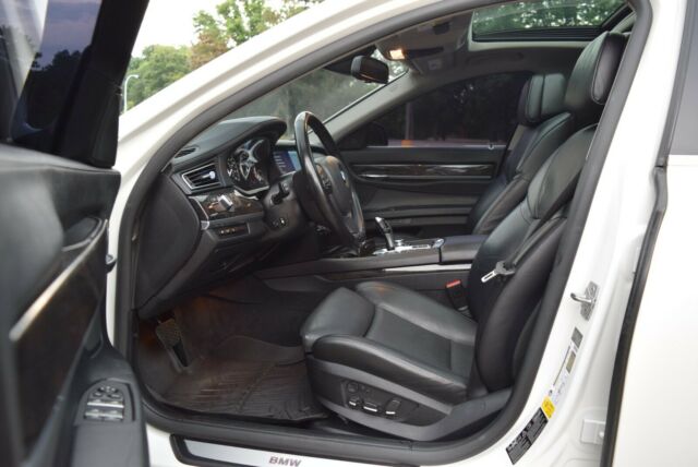 BMW 7-Series 2012 image number 10
