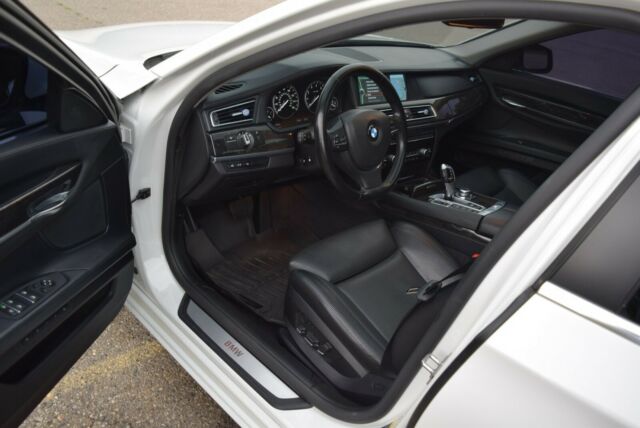 BMW 7-Series 2012 image number 11