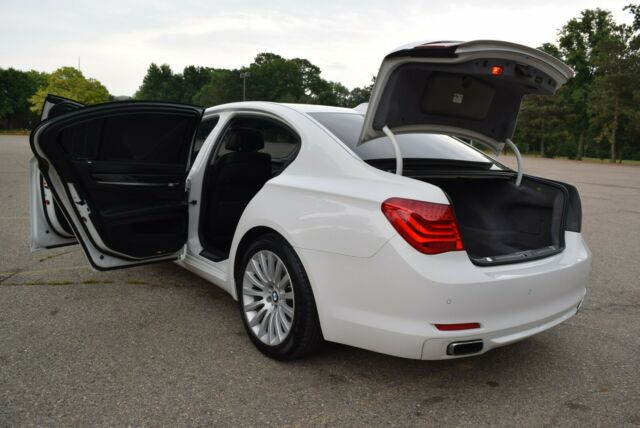 BMW 7-Series 2012 image number 14