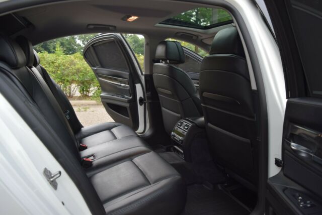 BMW 7-Series 2012 image number 15