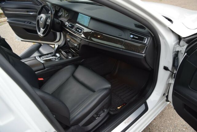 BMW 7-Series 2012 image number 16