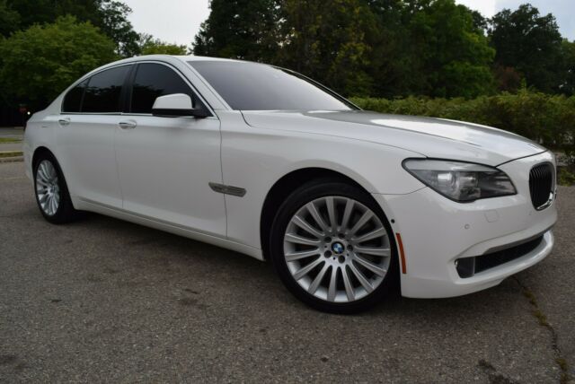 BMW 7-Series 2012 image number 2