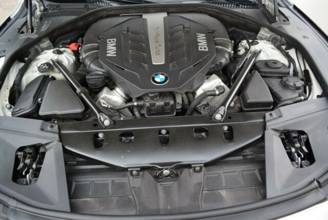 BMW 7-Series 2012 image number 22