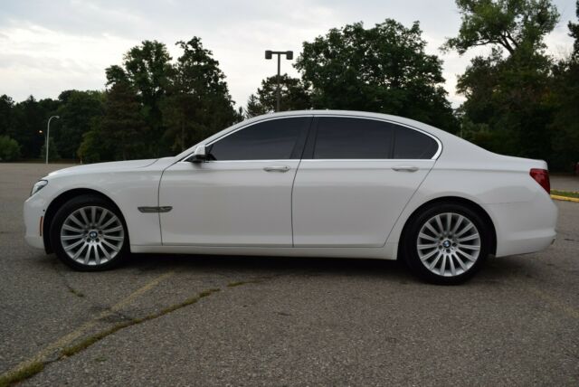BMW 7-Series 2012 image number 30