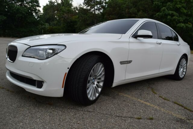 BMW 7-Series 2012 image number 31