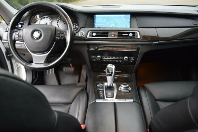BMW 7-Series 2012 image number 36