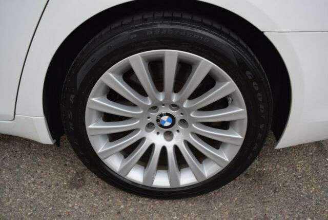 BMW 7-Series 2012 image number 9