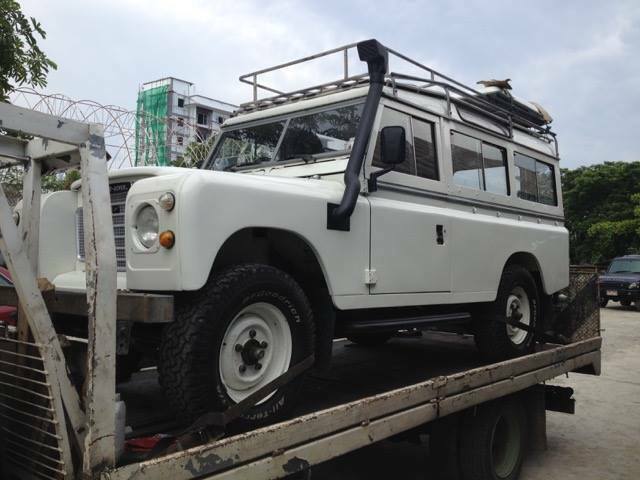 Land Rover Defender 1975 image number 10