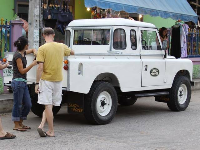 Land Rover Defender 1975 image number 13