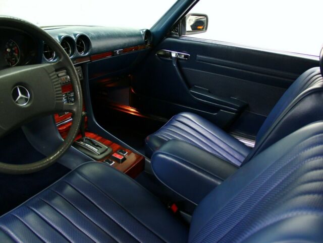 Mercedes-Benz 400-Series 1979 image number 21
