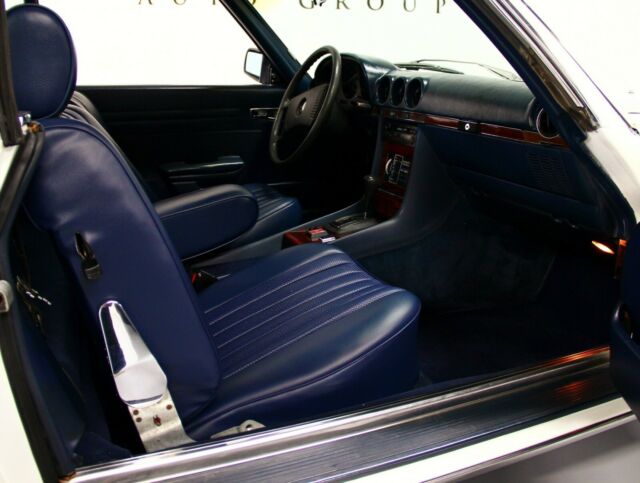 Mercedes-Benz 400-Series 1979 image number 39