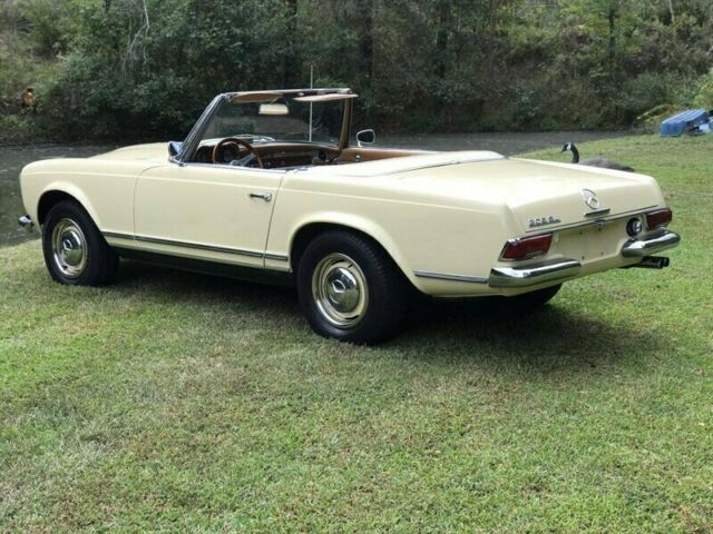 Mercedes-Benz SL-Class 1965 image number 37