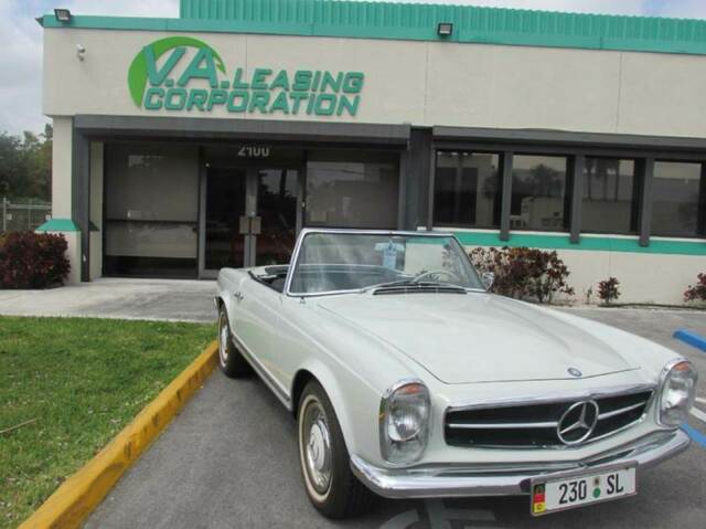 Mercedes-Benz 200-Series 1964 image number 1