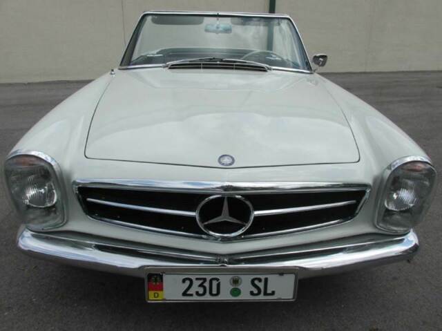 Mercedes-Benz 200-Series 1964 image number 10