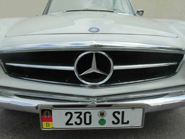 Mercedes-Benz 200-Series 1964 image number 12