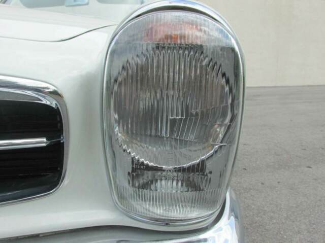 Mercedes-Benz 200-Series 1964 image number 13