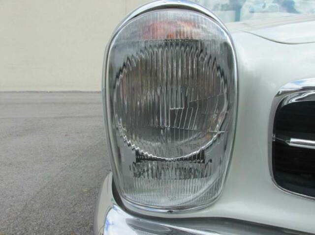 Mercedes-Benz 200-Series 1964 image number 14