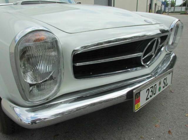 Mercedes-Benz 200-Series 1964 image number 15