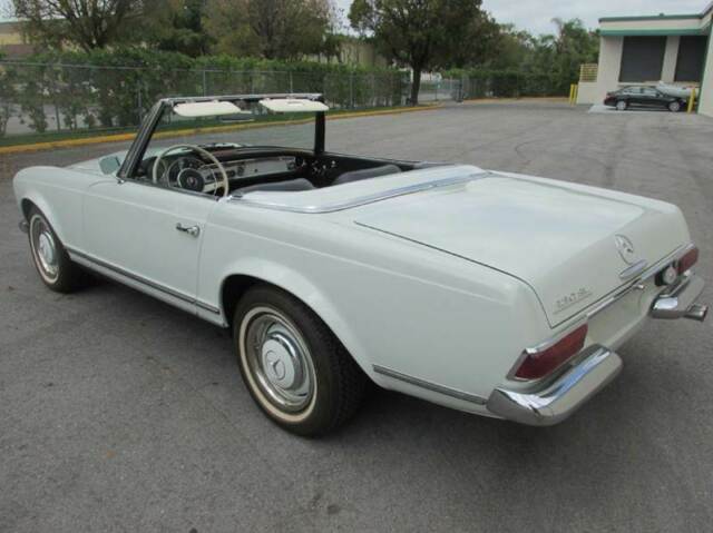 Mercedes-Benz 200-Series 1964 image number 29