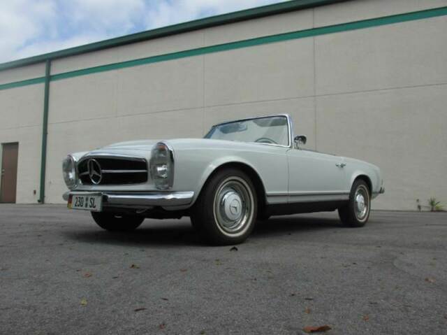 Mercedes-Benz 200-Series 1964 image number 3