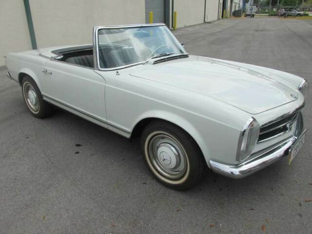 Mercedes-Benz 200-Series 1964 image number 33