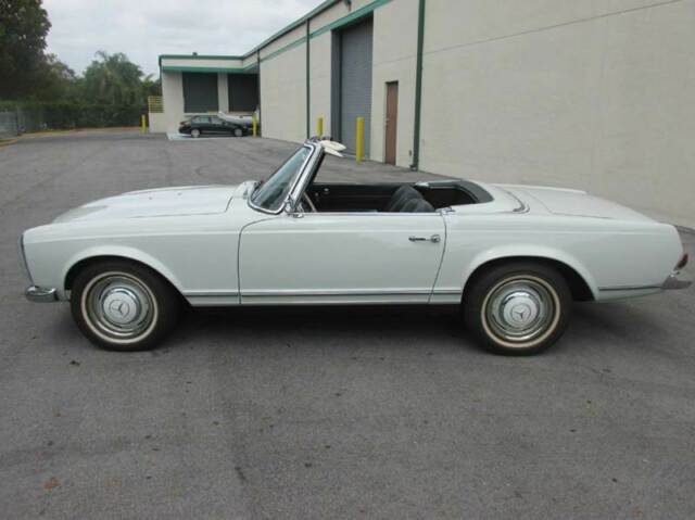 Mercedes-Benz 200-Series 1964 image number 4