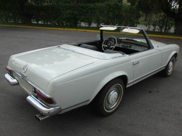 Mercedes-Benz 200-Series 1964 image number 7