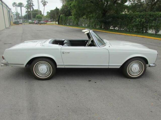 Mercedes-Benz 200-Series 1964 image number 8