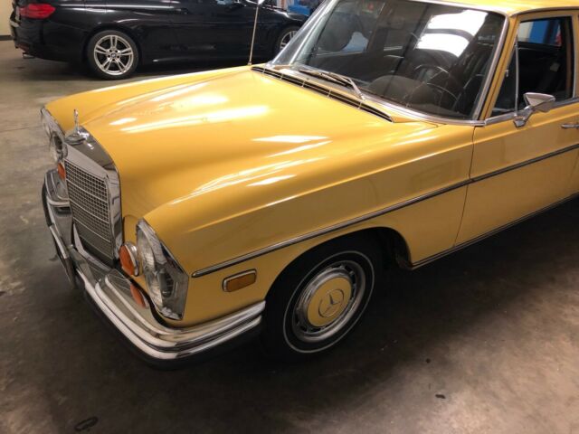 Mercedes-Benz 200-Series 1973 image number 14