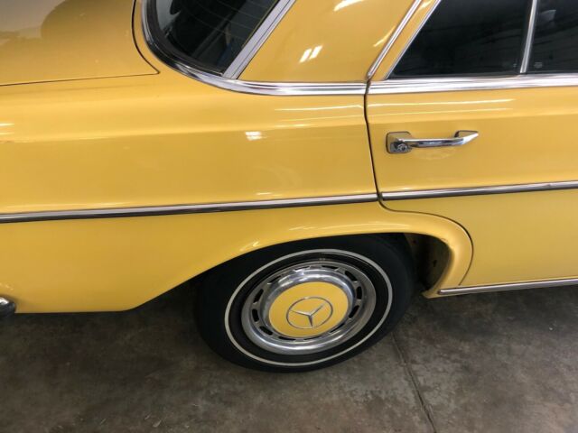 Mercedes-Benz 200-Series 1973 image number 27
