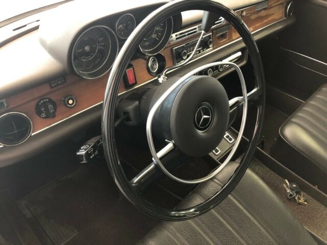 Mercedes-Benz 200-Series 1973 image number 28