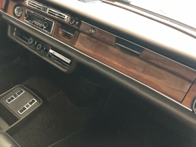 Mercedes-Benz 200-Series 1973 image number 9