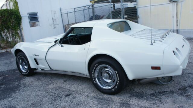 Chevrolet Corvette 1976 image number 16