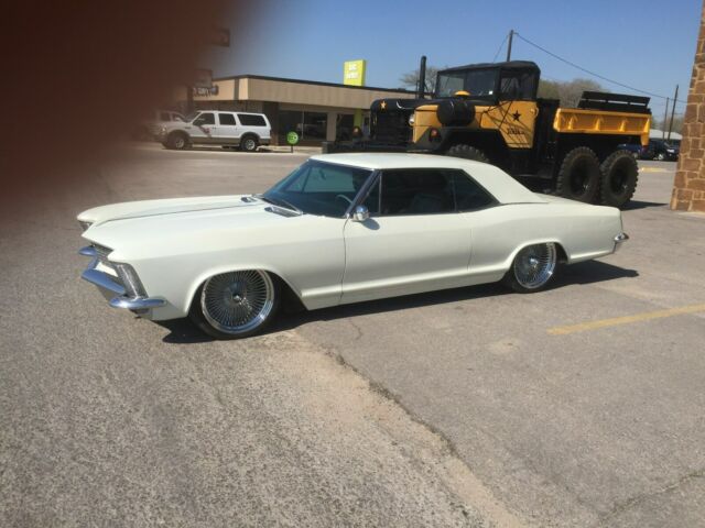 Buick Riviera 1963 image number 1