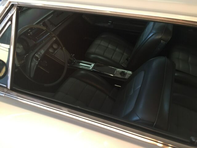 Buick Riviera 1963 image number 8