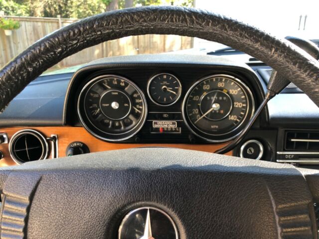 Mercedes-Benz 200-Series 1975 image number 11