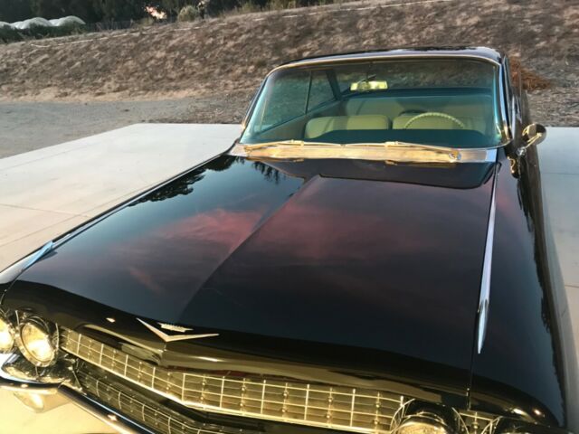 Cadillac Series 62 1961 image number 2