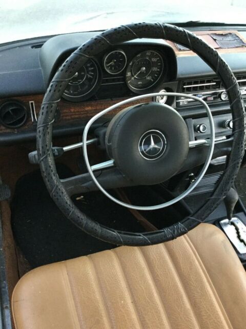 Mercedes-Benz 200-Series 1971 image number 16