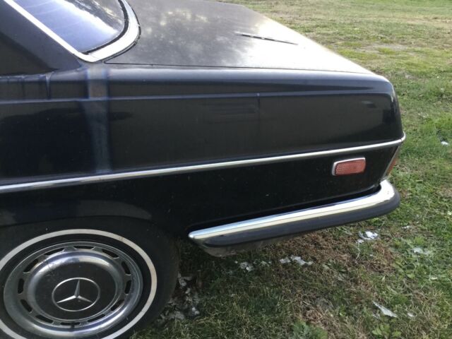 Mercedes-Benz 200-Series 1971 image number 27