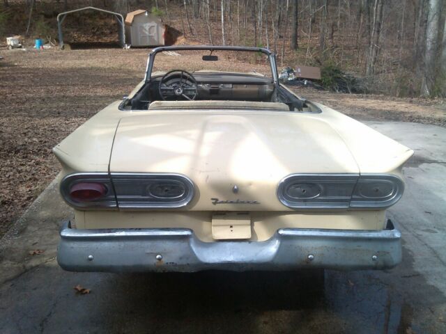 Ford Fairlane 1958 image number 1