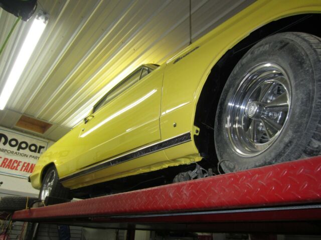 Plymouth Barracuda 1965 image number 3