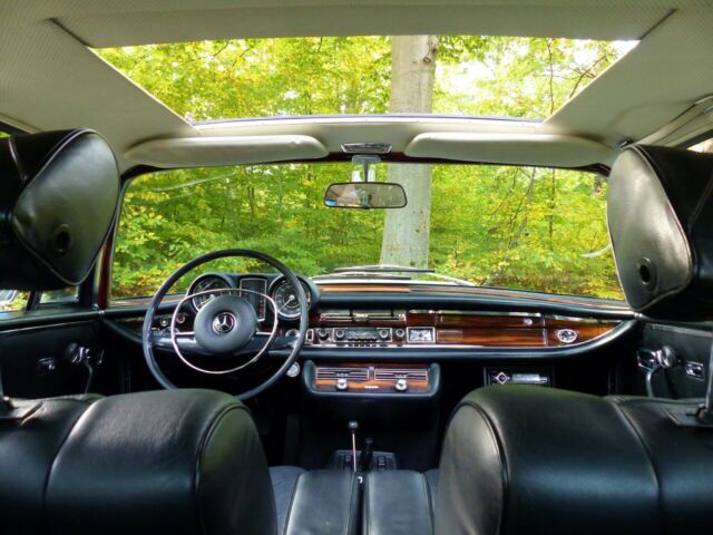 Mercedes-Benz 280SE 1971 image number 14