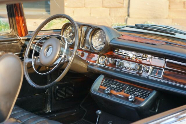 Mercedes-Benz 280SE 1971 image number 19